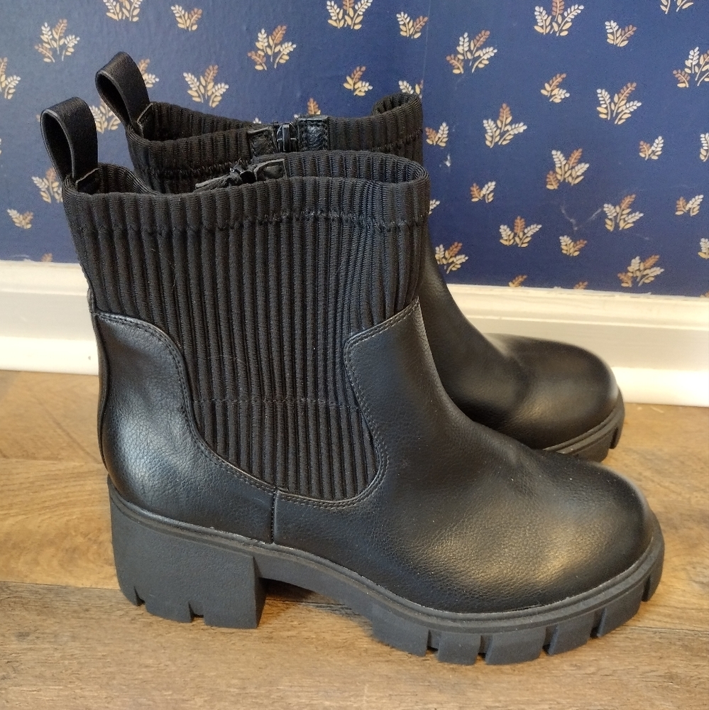 Torrid 9.5 Black Lug Boots